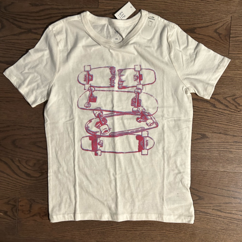Gap boys t shirt with skateboard